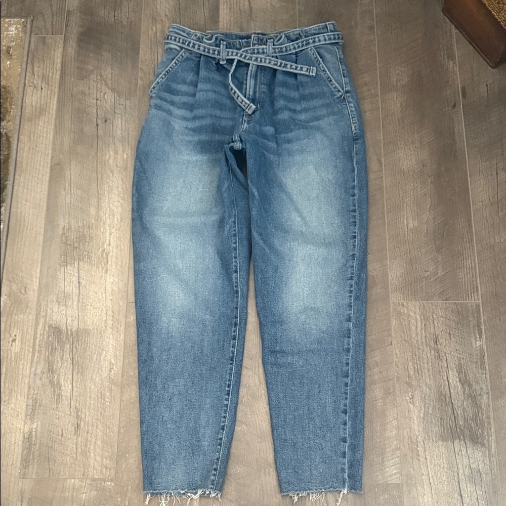 High-Waisted Blue Jeans with Belt